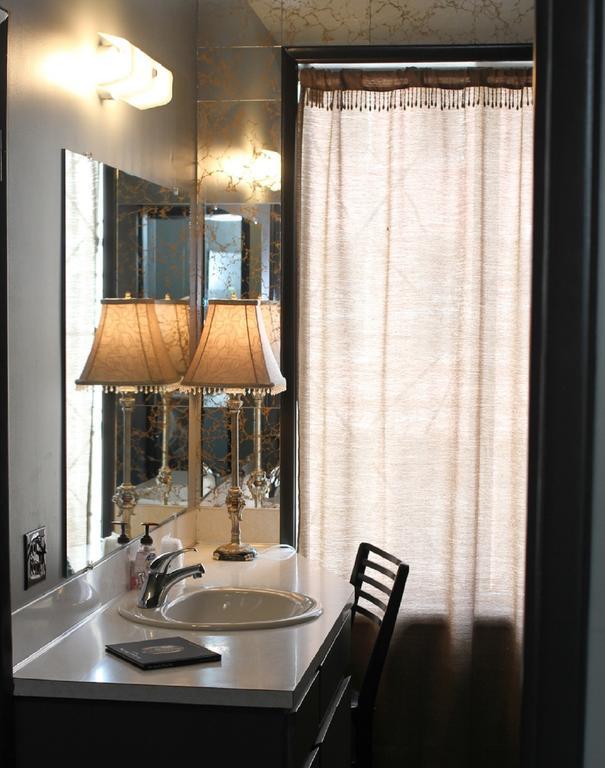 Lux Rooms Wallace Room photo