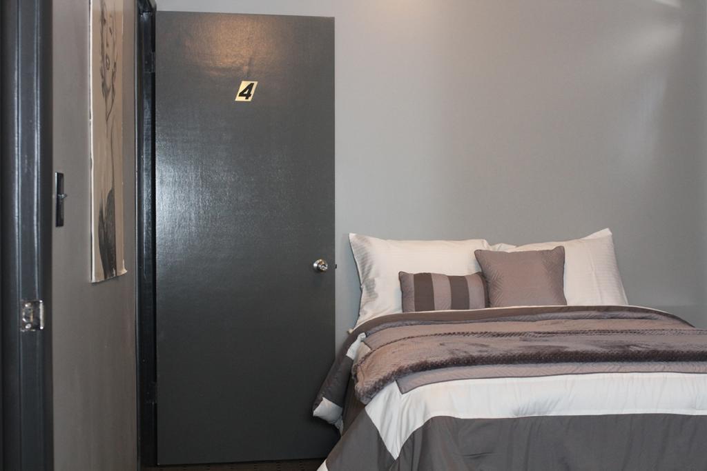 Lux Rooms Wallace Room photo
