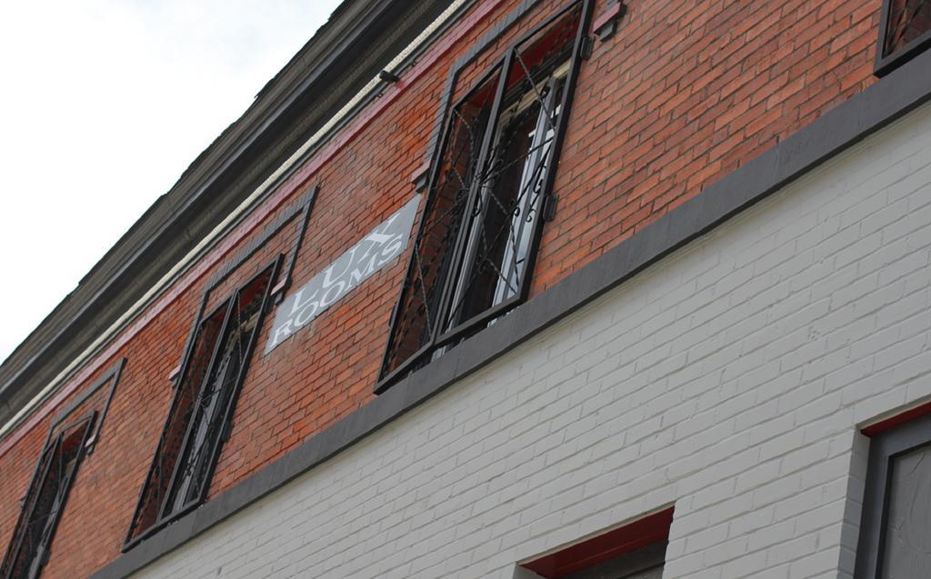 Lux Rooms Wallace Exterior photo